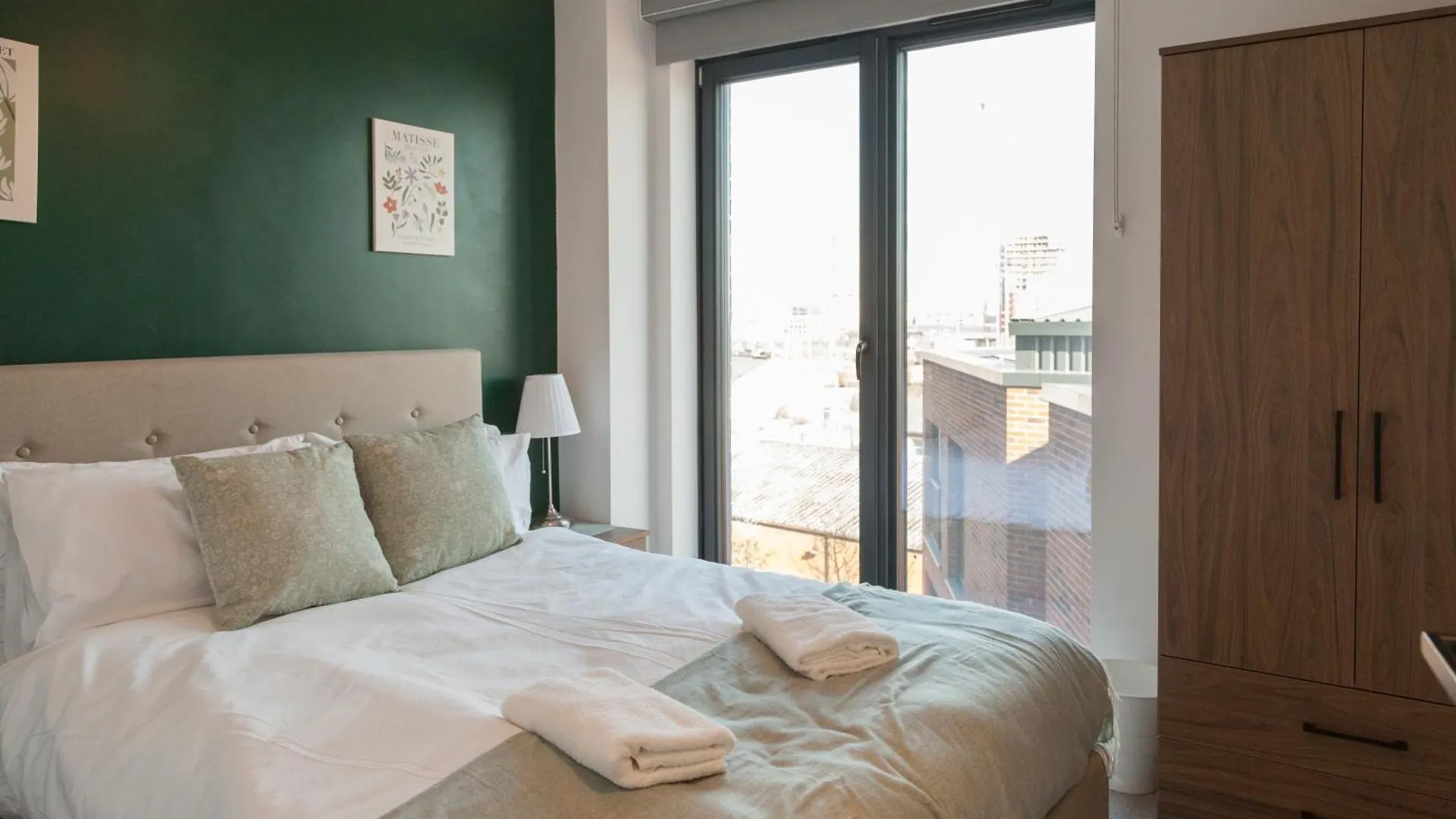 아파트 3 Bed Flats Near Station & City Centre - Sleeps 6 리즈