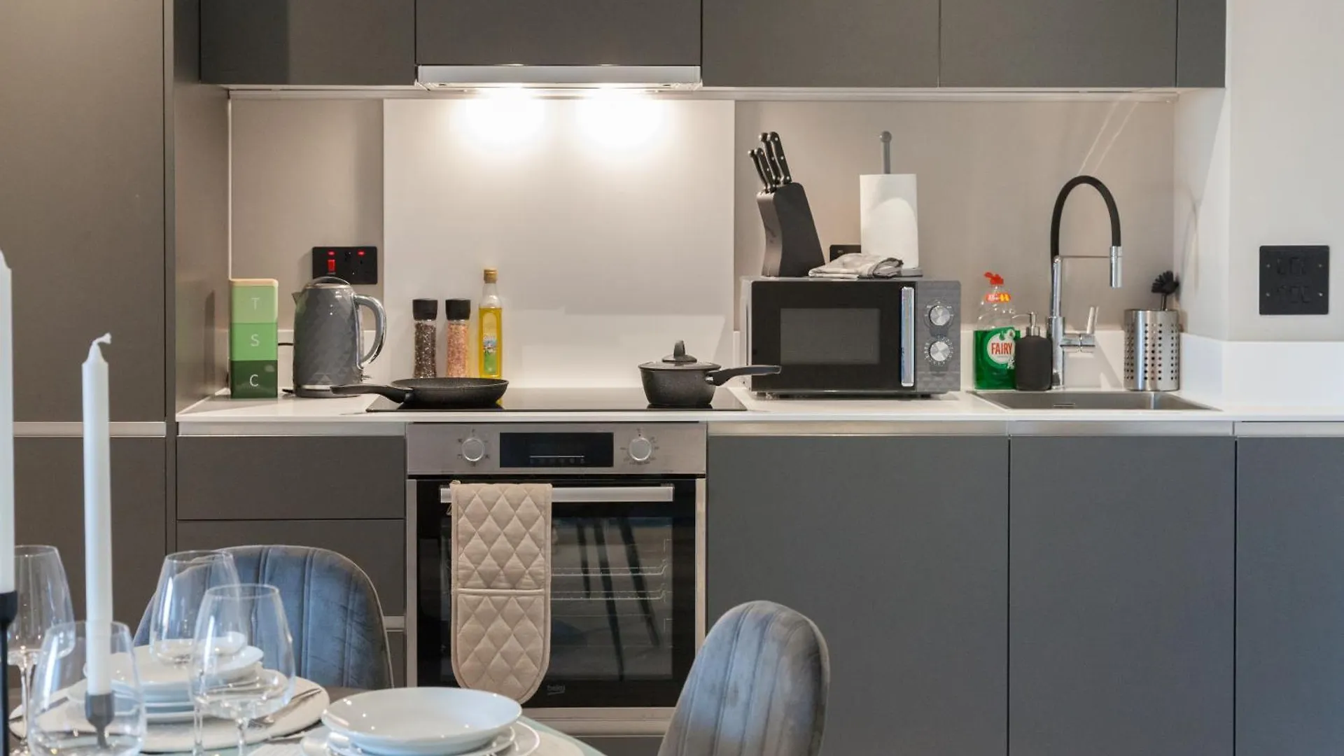 3 Bed Flats Near Station & City Centre - Sleeps 6 리즈 아파트
