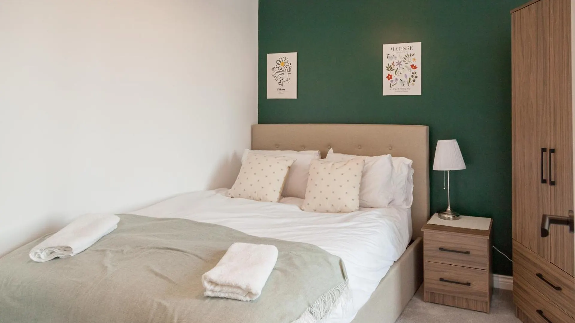아파트 3 Bed Flats Near Station & City Centre - Sleeps 6 리즈