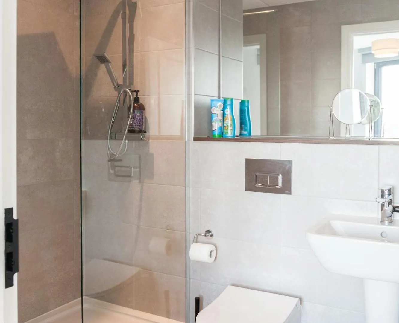 3 Bed Flats Near Station & City Centre - Sleeps 6 리즈 아파트