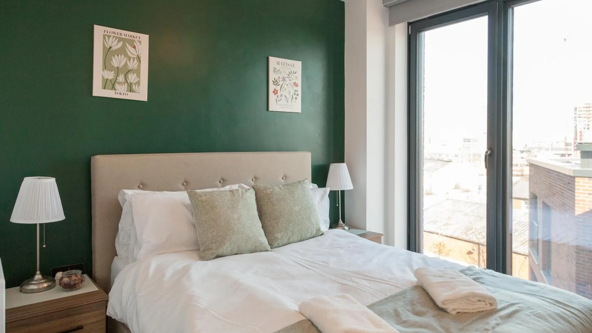 3 Bed Flats Near Station & City Centre - Sleeps 6 리즈 아파트