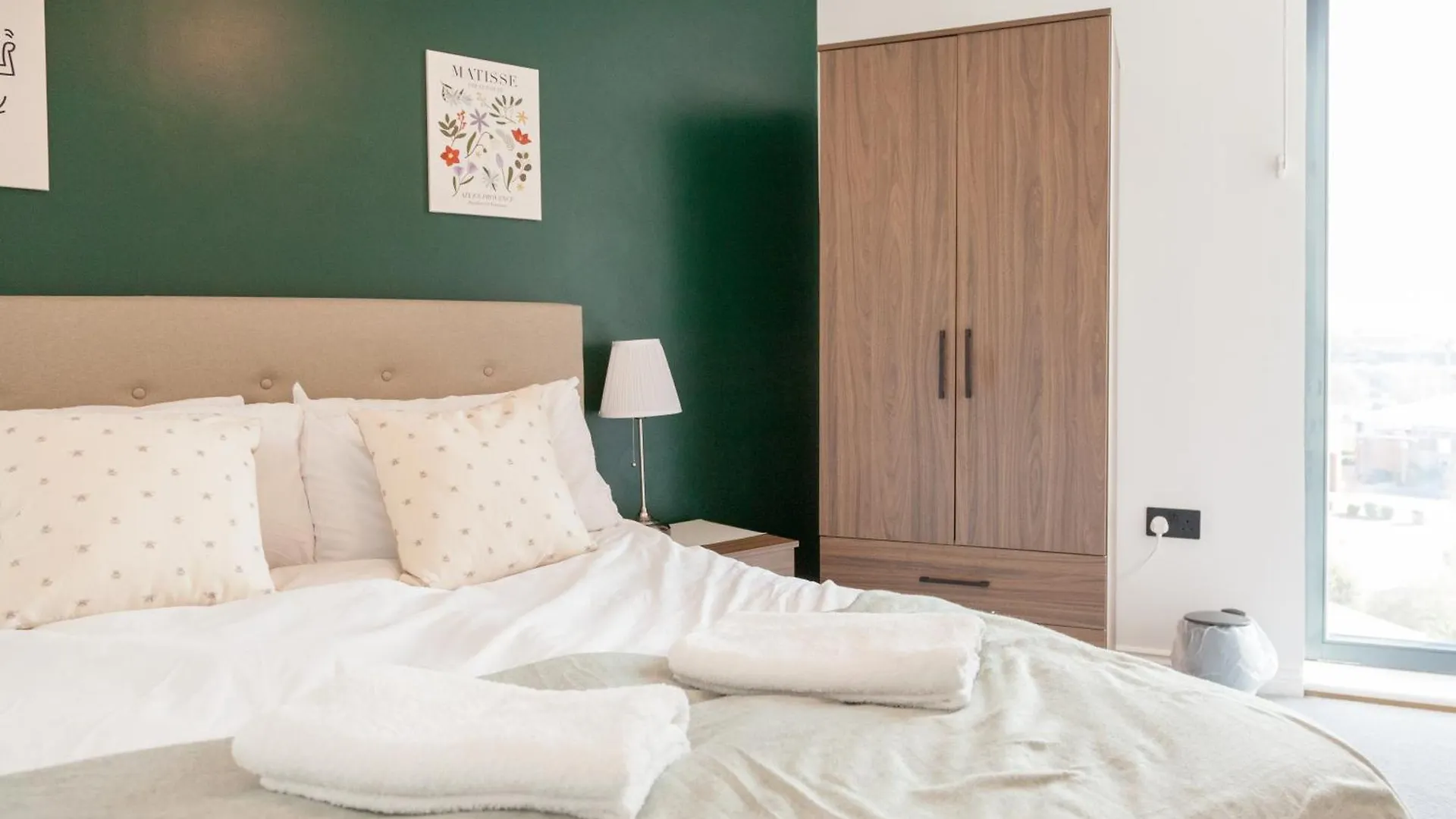 3 Bed Flats Near Station & City Centre - Sleeps 6 리즈 아파트